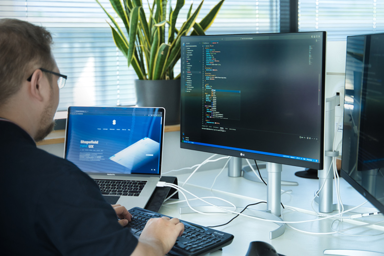 Developer Philipp during Vue development